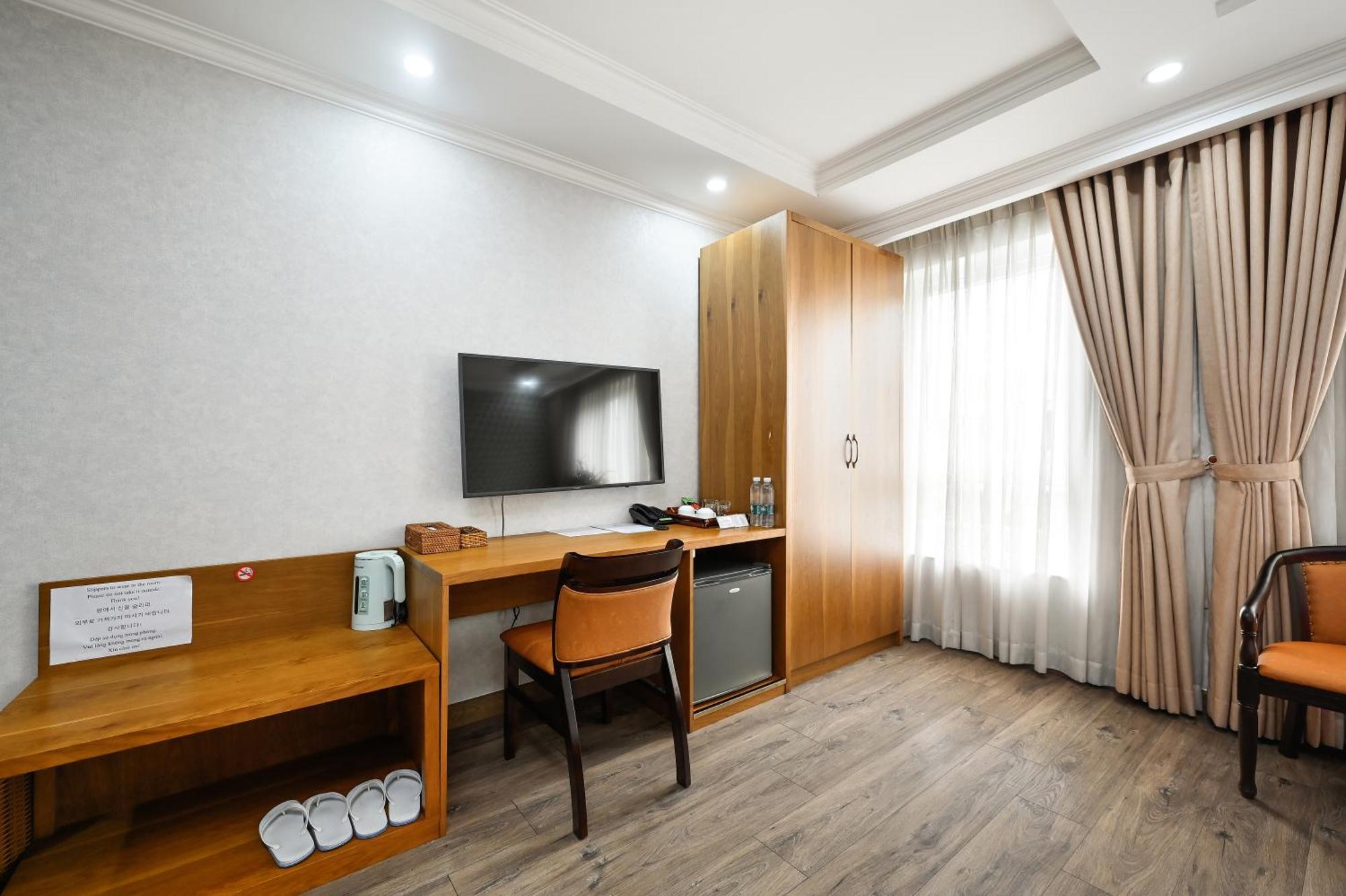 The River Park Khách sạn 3*